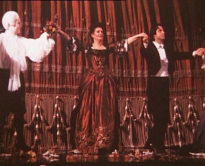 Mariana Nicolesco, Maestrul Riccardo Muti şi baritonul José van Dam primind aplauzele publicului la finele reprezentaţiei cu opera Don Giovanni de Mozart. Teatrul alla Scala, Milano