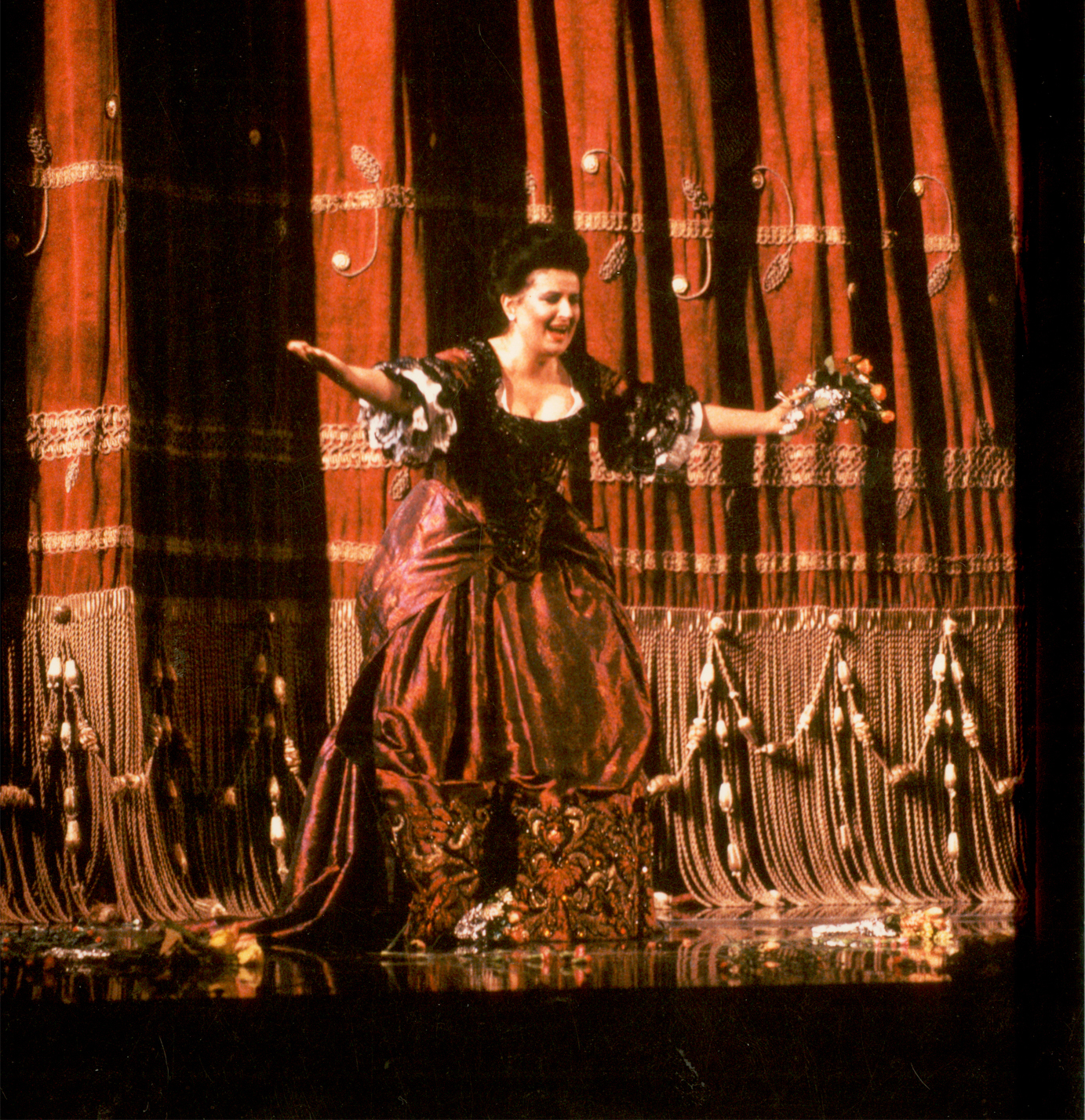 După senzaţionala sa interpretare a rolului Donna Elvira, o adevărată ploaie de flori venind din balcoanele teatrului încununează triumful sopranei