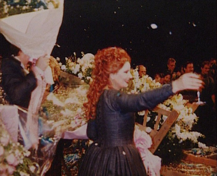 28 noiembrie, Bunka Kaikan, Tokio: de ziua sa de naştere, la finele reprezentaţiei cu opera Don Giovanni de Mozart, Mariana Nicolesco primeşte în scenă o adevărată căruţă de flori