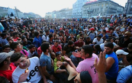 des-milliers-de-migrants-installes-devant-la-gare-de-budapest-le-2-septembre-2015-en-hongrie_5408039