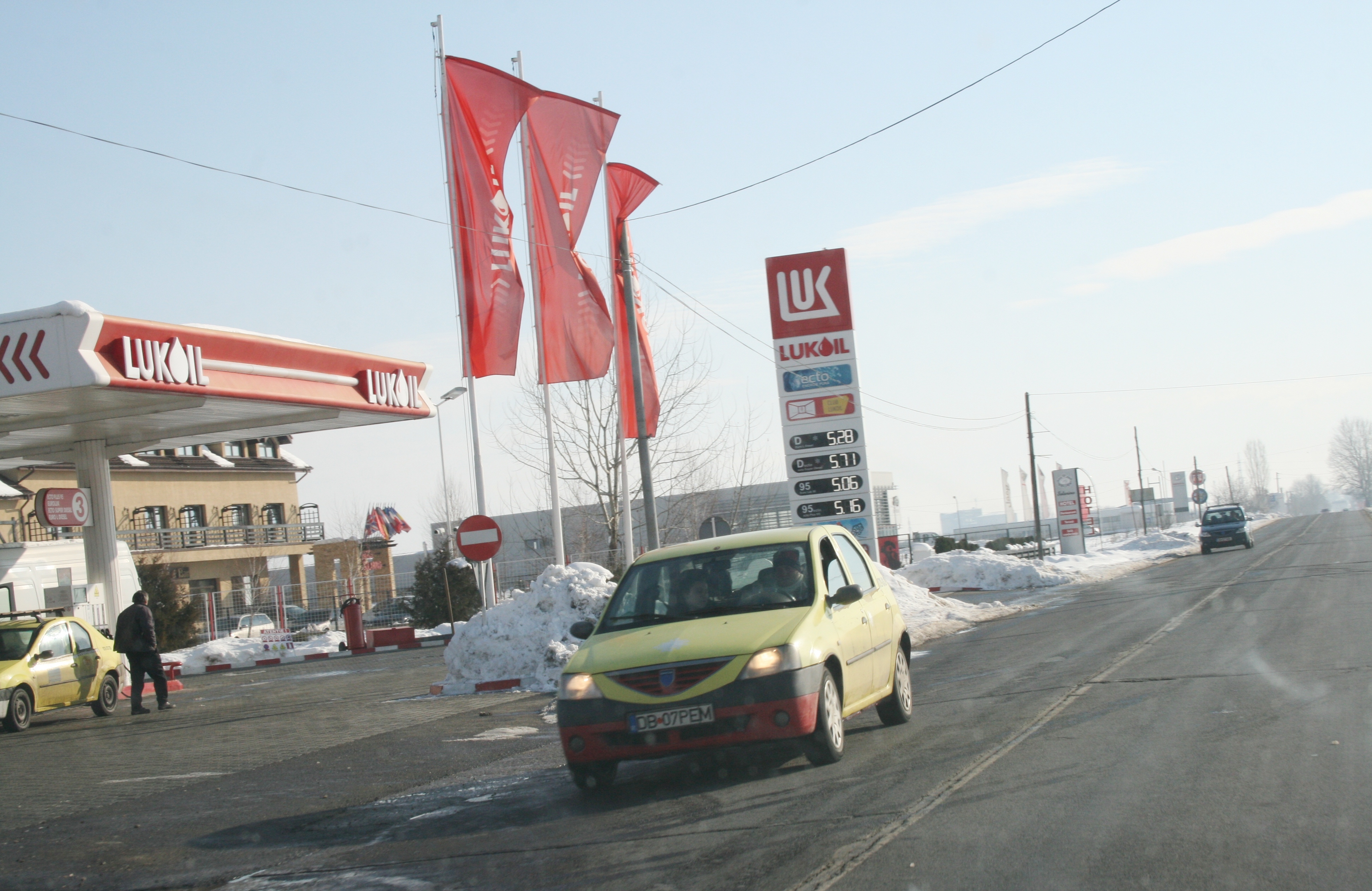 benzinarie, lukoil, carburant, zapada, iarna-Jean-Mihai PALSU