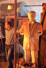 Sculptorul Ionel Stoicescu si bustul care ii aduce 700.000 de lei plus TVA (sursa foto b365.ro)