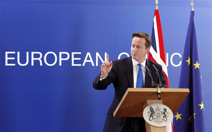 Britain's Prime Minister Cameron holds a news conference at the end of a European Union leaders summit in Brussels...Britain's Prime Minister David Cameron holds a news conference at the end of a European Union leaders summit in Brussels October 19, 2012. EU heads of states and government agreed on Friday a single supervisor will take responsibility for overseeing euro zone banks from next year. REUTERS/Sebastien Pirlet (BELGIUM - Tags: POLITICS BUSINESS)