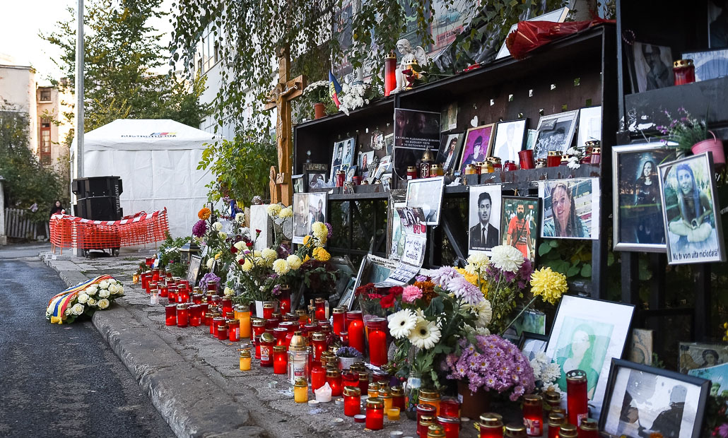 Lumânări și flori în memoria victimelor din Colectiv