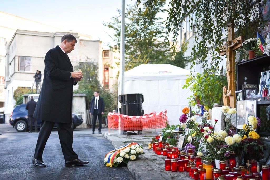 Klaus Iohannis a depus o coroană de flori în memoria victimelor din Colectiv