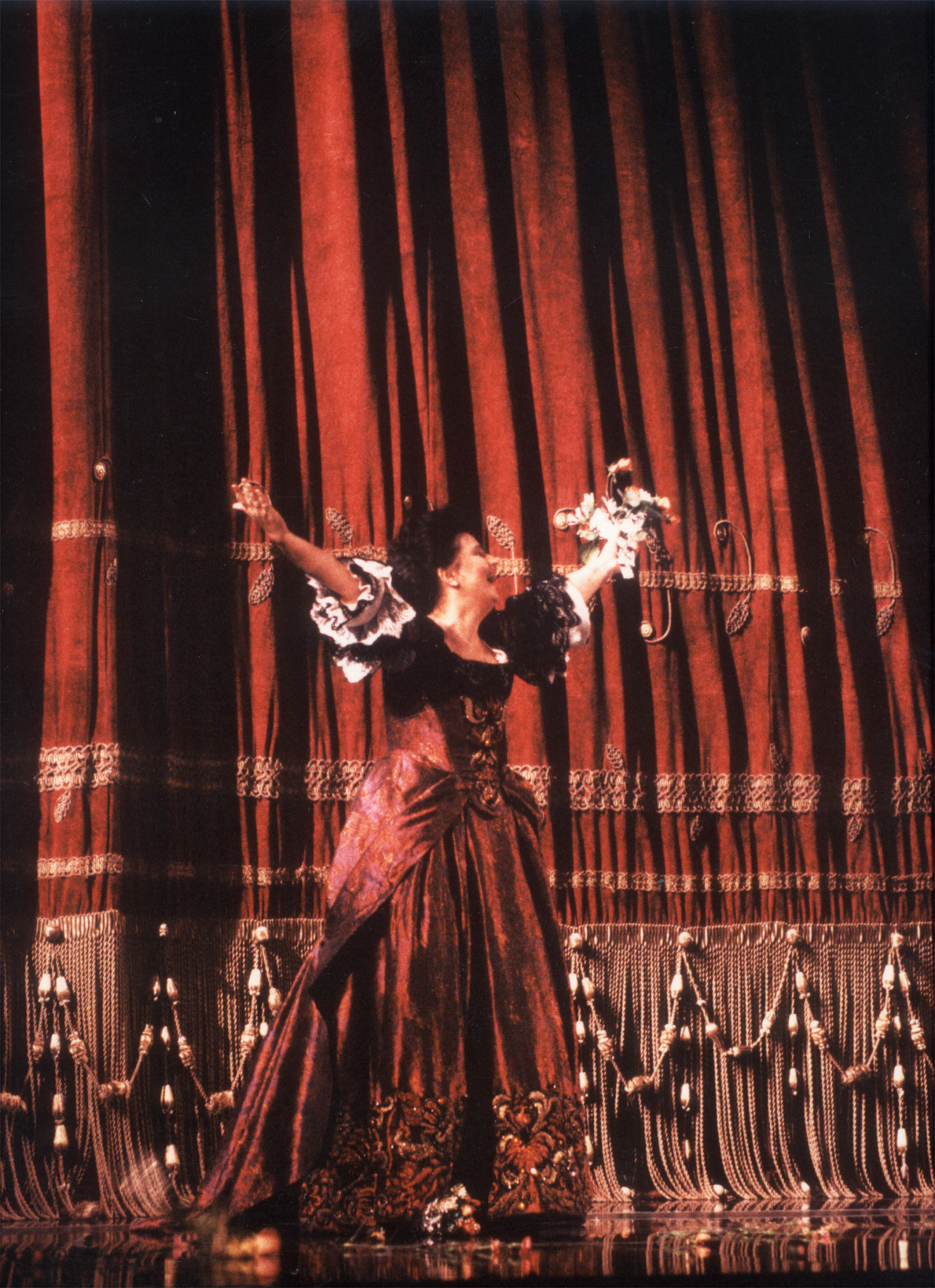 Donna Elvira în Don Giovanni de Mozart la Teatrul alla Scala din Milano. Mariana Nicolesco mulțumește publicului pentru ploaia de flori pe care le primește în scenă