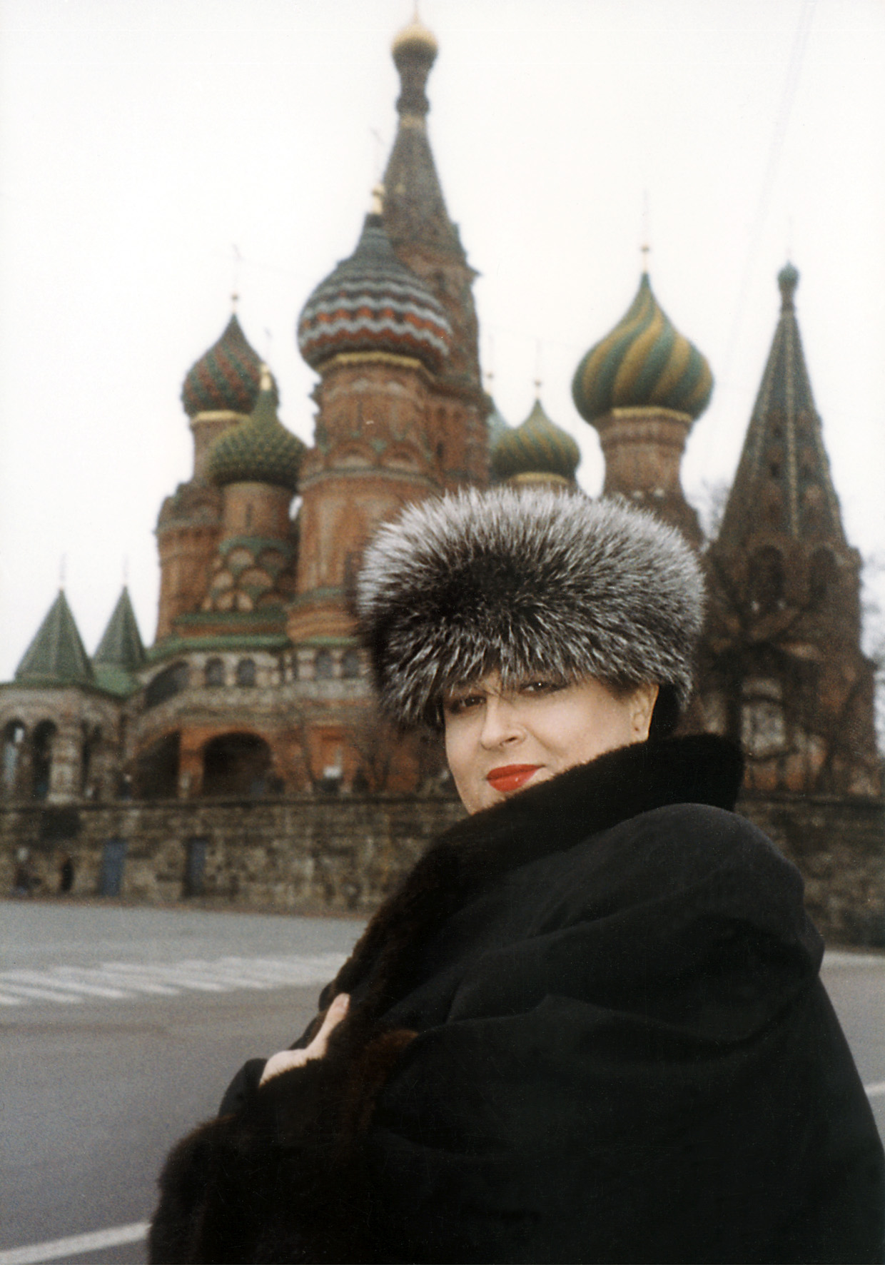 În Piața Roșie din Moscova, în zilele Recitalului Extraordinar Mariana Nicolesco. ”De ani de zile n-am avut parte nici în Marea Sală a Conservatorului, nici la Bolshoi Teatr de o artă desăvârșită ca a marii soprane”. (Nezavisimaya Gazeta)