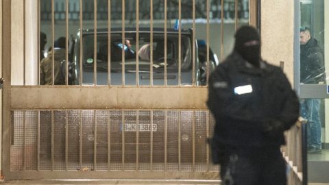 Suspectul atacului de la Berlin este dus la audieri de poliţiştii germani