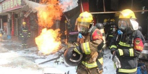 Pompierii au evitat in ultima instanta o tragedie reusind sa scoata sase butelii dintre flacari